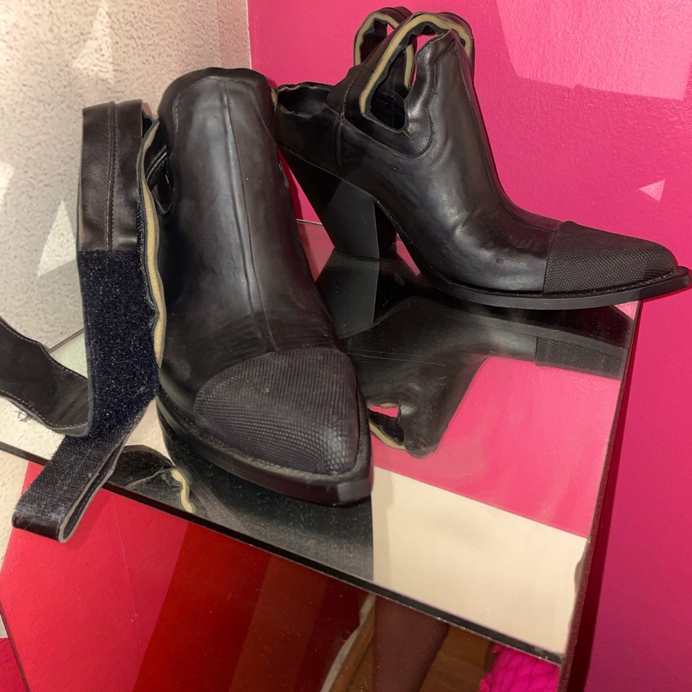 Maison Margiela size 43 leather boots with strap that wraps around the ankle